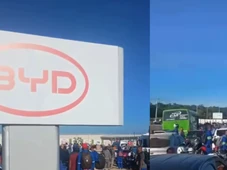 Imagem - Trabalhadores protestam em frente à fábrica da BYD em Camaçari