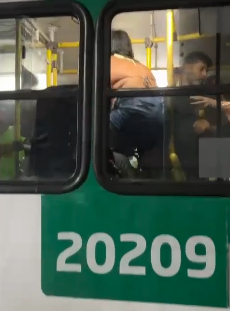 Briga flagrada por passageiros em Salvador  por Reprodução 