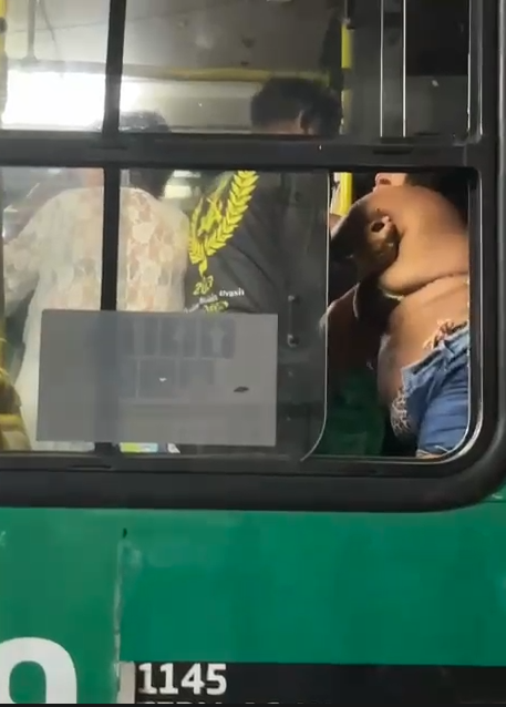 Briga flagrada por passageiros em Salvador  por Reprodução 