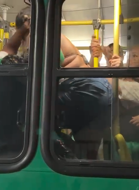 Briga flagrada por passageiros em Salvador  por Reprodução 