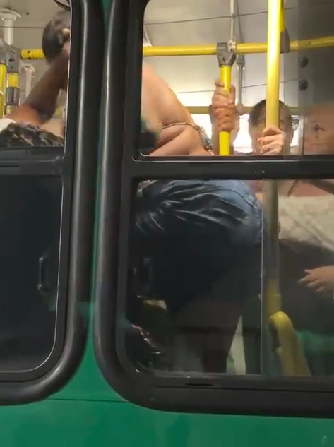 Briga flagrada por passageiros em Salvador  por Reprodução 