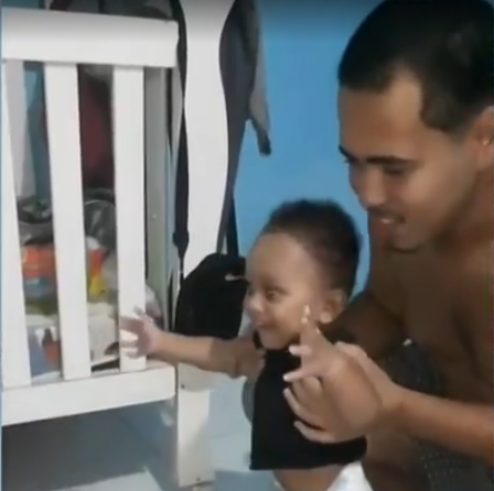 Criança que foi morta pelo padrasto ao lado do pai por Reprodução