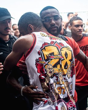 Festa da torcida do Vitória no embarque da delegação para São Paulo  por Victor Ferreira/EC Vitória