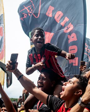 Festa da torcida do Vitória no embarque da delegação para São Paulo  por Victor Ferreira/EC Vitória