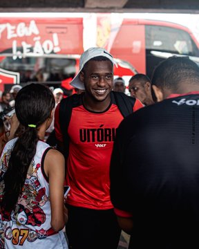 Festa da torcida do Vitória no embarque da delegação para São Paulo  por Victor Ferreira/EC Vitória