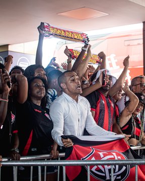 Festa da torcida do Vitória no embarque da delegação para São Paulo  por Victor Ferreira/EC Vitória