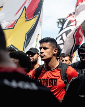 Festa da torcida do Vitória no embarque da delegação para São Paulo  por Victor Ferreira/EC Vitória