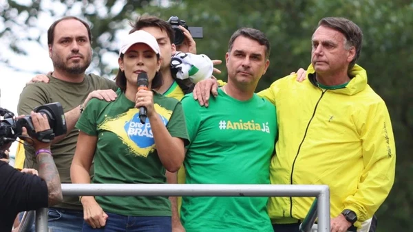 Michelle Bolsonaro ao lado do marido e enteados
