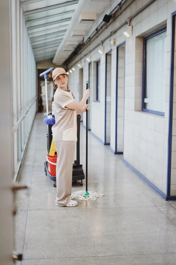 Paula (Debora Ozório) se disfarça para ver Lucas (Daniel Rangel) no hospital por Larissa Lopes/TV Globo