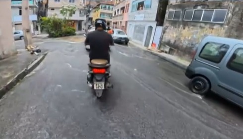 Ruas foram tomadas pela água do vazamento por Reprodução/ TV Bahia