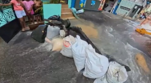 Ruas foram tomadas pela água do vazamento por Reprodução/ TV Bahia