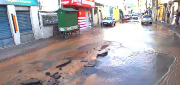 Ruas foram tomadas pela água do vazamento por Reprodução/ TV Bahia
