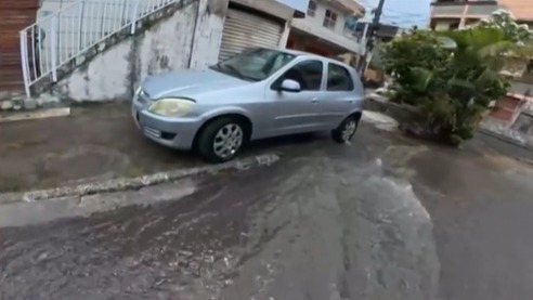 Ruas foram tomadas pela água do vazamento por Reprodução/ TV Bahia