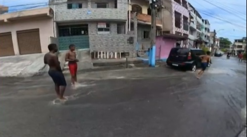 Ruas foram tomadas pela água do vazamento por Reprodução/ TV Bahia