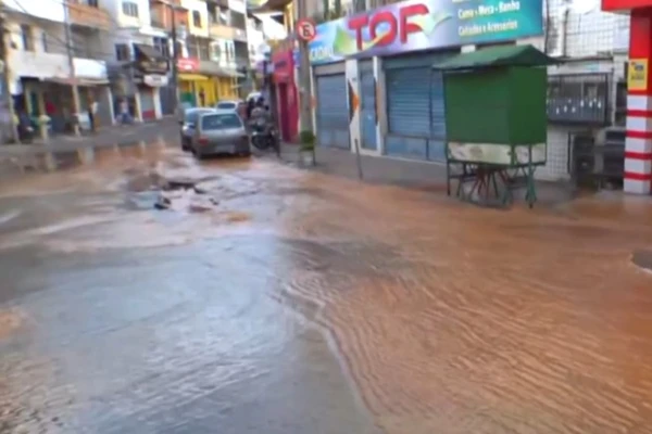 Ruas foram tomadas pela água do vazamento