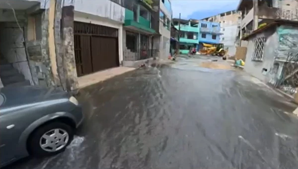 Ruas foram tomadas pela água do vazamento por Reprodução/ TV Bahia