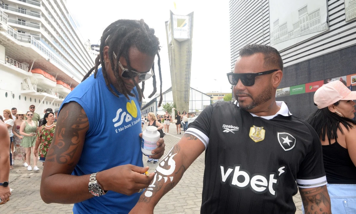 Turistas desembarcam em cruzei