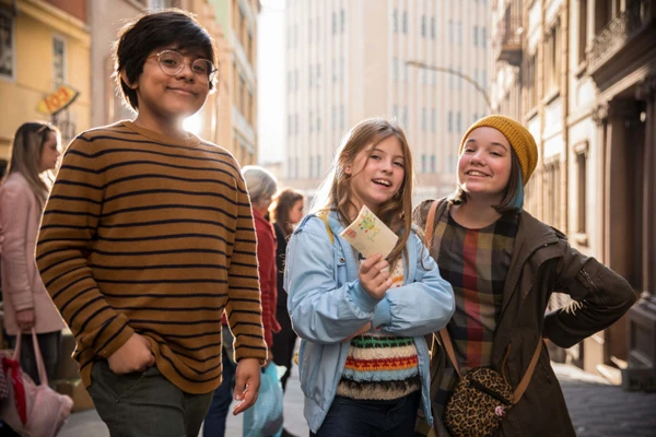 10 Horas para o Natal (Netflix): Com pais divorciados, Julia, Miguel e Bia se acostumaram a passar o Natal com uma família incompleta. Eles decidem surpreender os pais com um jantar de Natal. por Divulgação