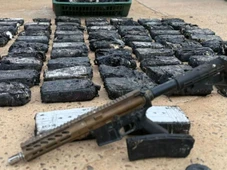 Imagem - Incêndio revela esconderijo com fuzil e 110 kg de cocaína na Bahia