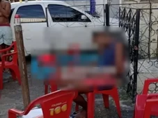 Imagem - Homem é surpreendido e morto a tiros enquanto bebia em bar de Salvador