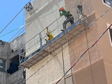 Imagem - Cabo de aço se rompe e deixa dois trabalhadores pendurados a 12 metros de altura em cidade baiana