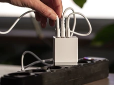 Imagem - É verdade que o carregador consome energia mesmo sem um telefone conectado?