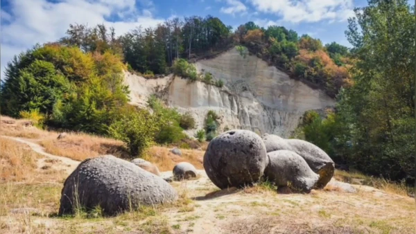 Após chuvas intensas, moradores afirmam que pequenas saliências surgem nas superfícies dessas rochas, como se algo estivesse se formando
