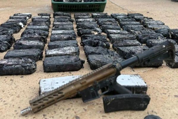 Armas e drogas foram apreendidas após incêndio