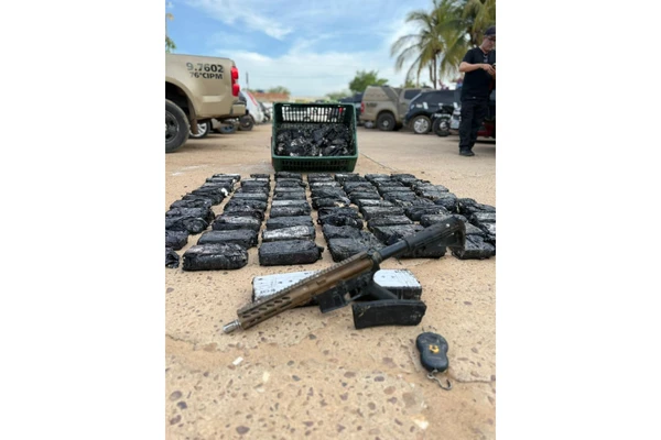 Armas e drogas foram apreendidas após incêndio por Divulgação