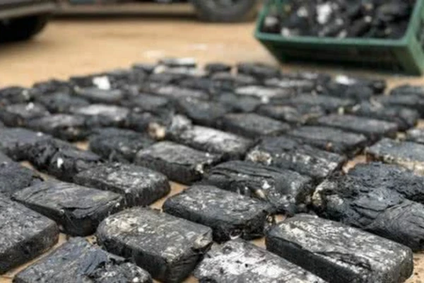 Armas e drogas foram apreendidas após incêndio por Divulgação