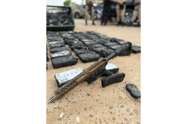 Armas e drogas foram apreendidas após incêndio por Divulgação