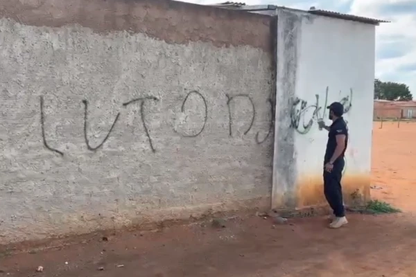 As equipes removeram símbolos de grupos criminosos que estavam pintados em muros  por Divulgação/ PCBA