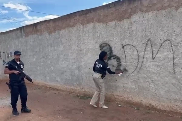 As equipes removeram símbolos de grupos criminosos que estavam pintados em muros  por Divulgação/ PCBA