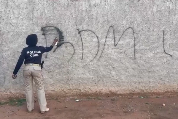 As equipes removeram símbolos de grupos criminosos que estavam pintados em muros 