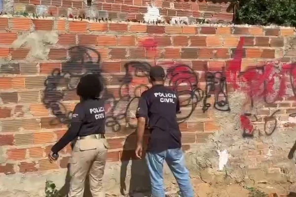 As equipes removeram símbolos de grupos criminosos que estavam pintados em muros  por Divulgação/ PCBA