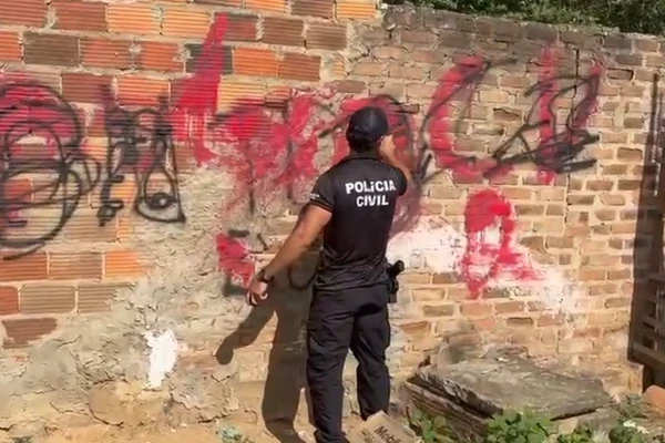 As equipes removeram símbolos de grupos criminosos que estavam pintados em muros  por Divulgação/ PCBA