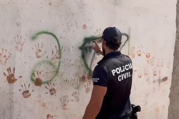 As equipes removeram símbolos de grupos criminosos que estavam pintados em muros  por Divulgação/ PCBA