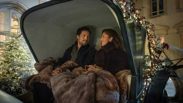 Borbulhas de amor (Netflix): Uma executiva americana vai a Paris para comprar uma marca de champanhe antes do Natal e se apaixona pelo filho do fundador da empresa. por Divulgação