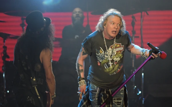 Cantor Axl Rose se apresenta em show do Guns N' Roses