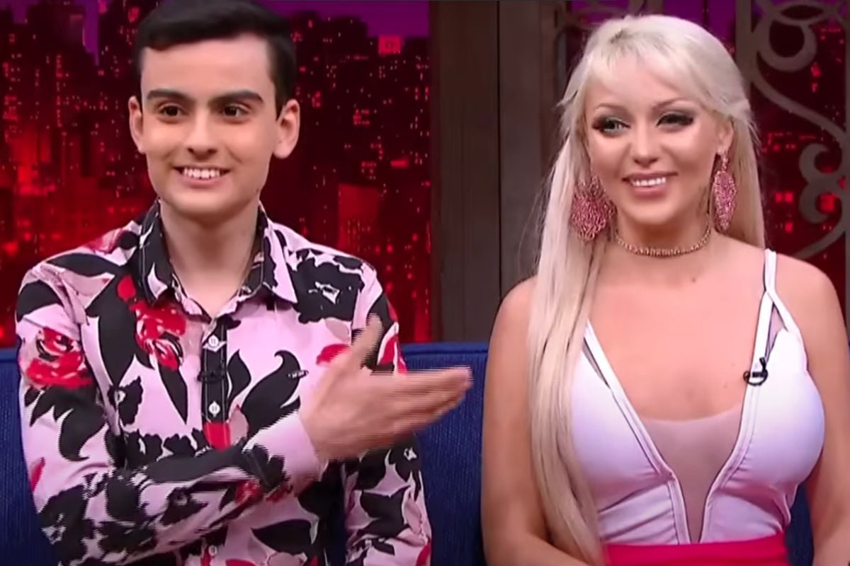 Dudu Camargo e Barbie Humana por Reprodução | YouTube