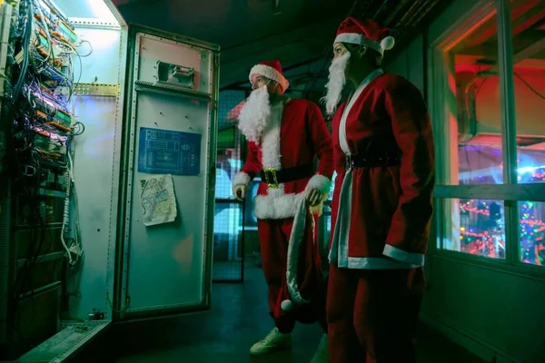 Feliz assalto (Netflix): Dois trabalhadores sem grana se unem para assaltar uma loja de departamentos de Londres na véspera de Natal.  por Divulgação