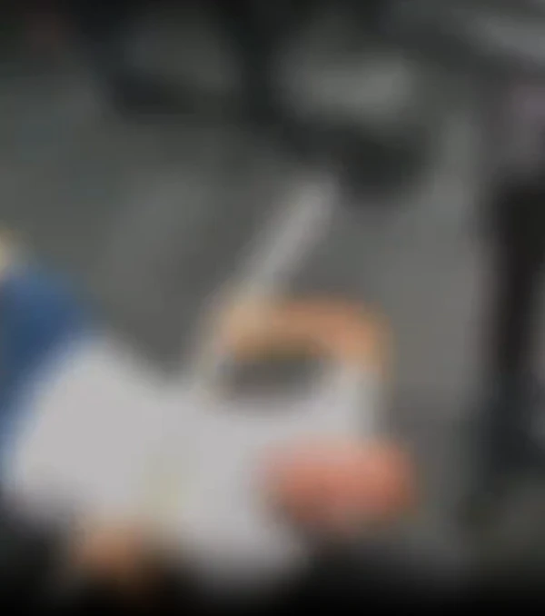 Homem morre após barra de supino cair durante exercício em academia por Reprodução