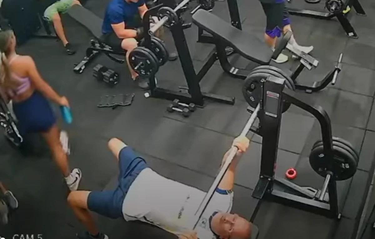 Homem morre após barra de supino cair durante exercício em academia por Reprodução