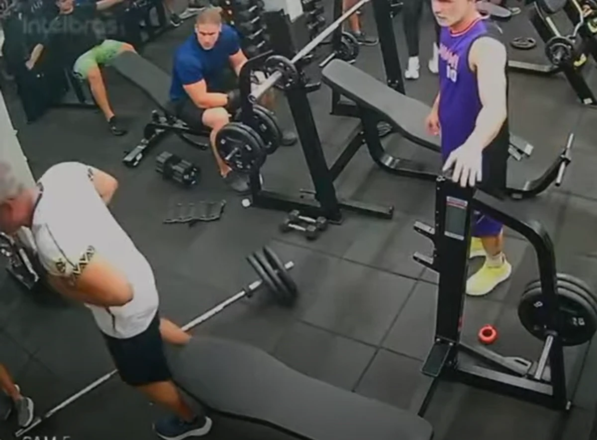 Homem morre após barra de supino cair durante exercício em academia por Reprodução