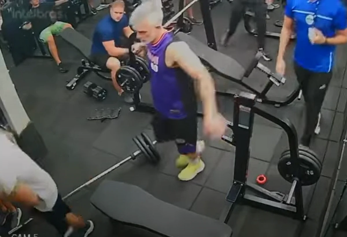 Homem morre após barra de supino cair durante exercício em academia por Reprodução