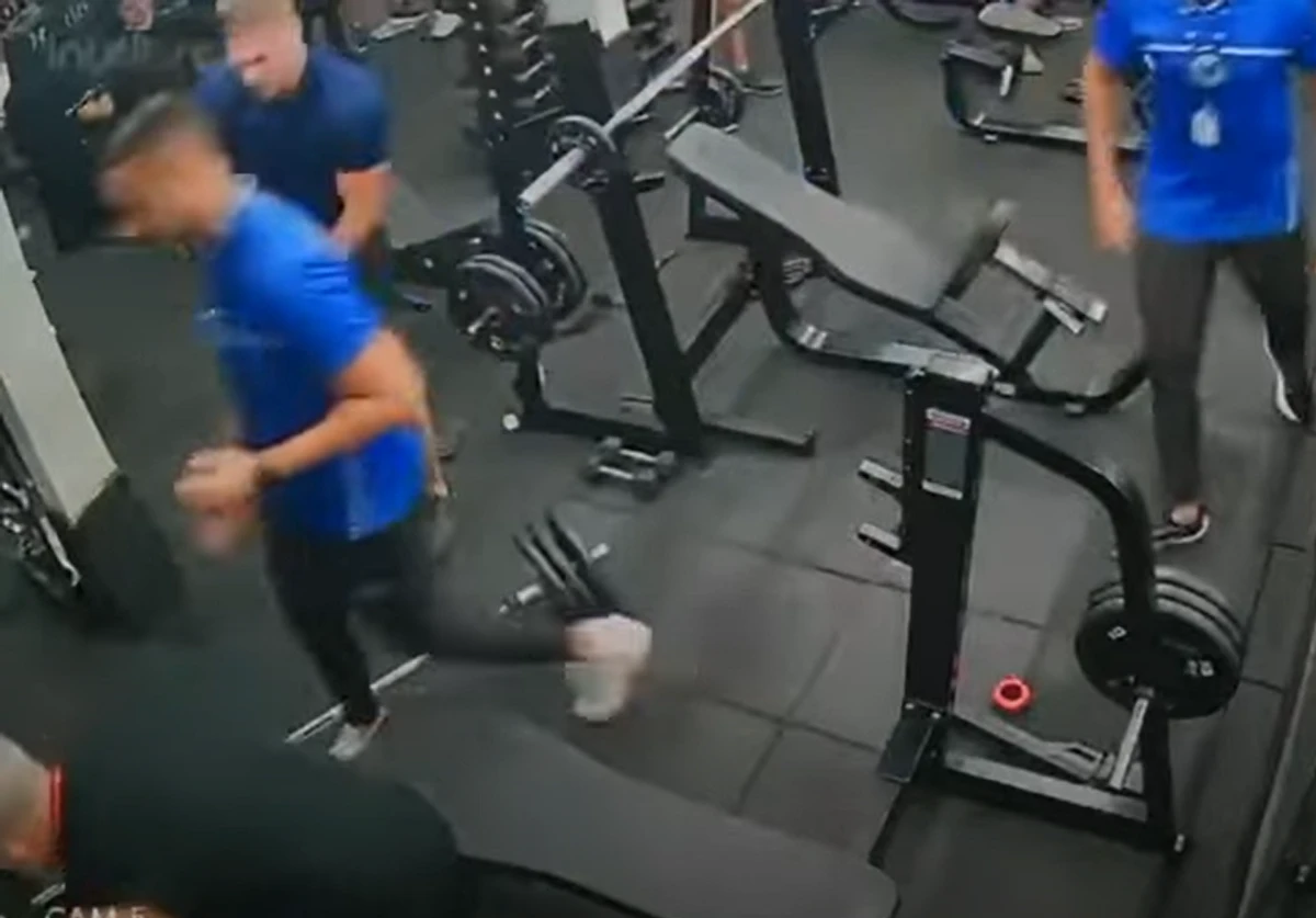 Homem morre após barra de supino cair durante exercício em academia por Reprodução