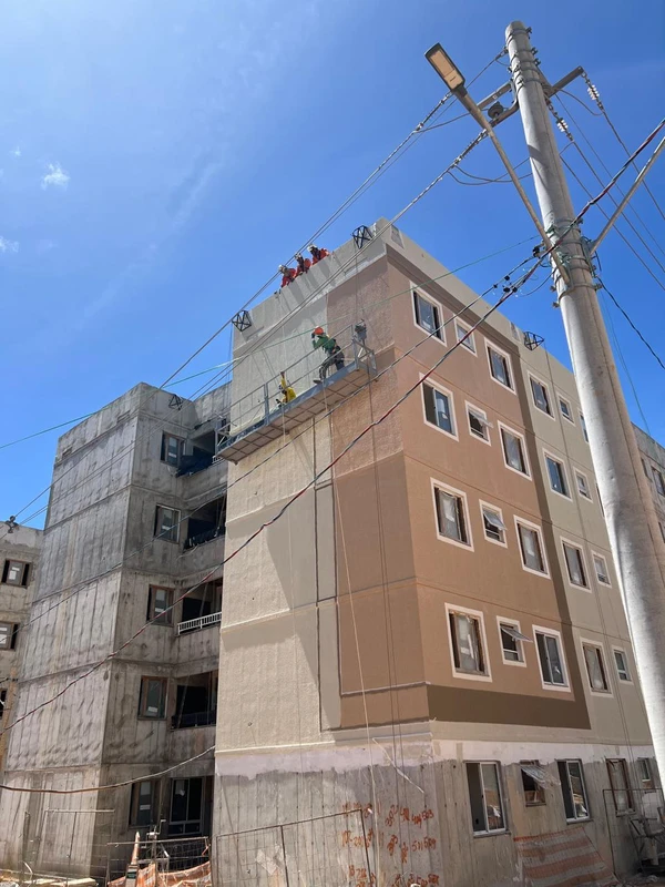 Homens ficam presos a 12 metros de altura após rompimento de cabo de aço em Abrantes por Divulgação