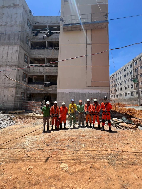 Homens ficam presos a 12 metros de altura após rompimento de cabo de aço em Abrantes por Divulgação