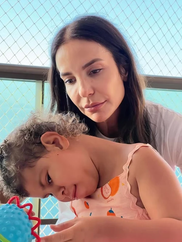 Ivete Sangalo abre a casa para fã e emociona família de menina com síndrome rara por Reprodução/Redes Sociais 