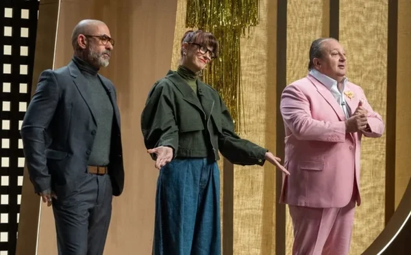 Jurados conversam com participantes no MasterChef Celebridades